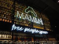 une enseigne pour un bar avec de nombreuses bouteilles d'alcool dans l'établissement Apartamenty Lighthouse - Premium Porto Nadmorskie Tarasy, à Kołobrzeg