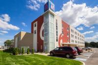 un edificio con una torre de reloj junto a un aparcamiento en Motel 6-South Bend, IN - Mishawaka, en South Bend