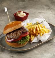 een hamburger en frietjes op een dienblad bij ANGRAND HOTEL in Ankara