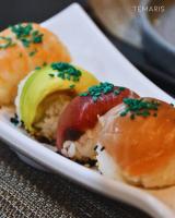 Un plato blanco con tres tipos diferentes de comida. en Hotel La Ramonna Melaque, en San Patricio Melaque