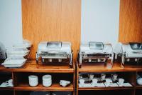 Dos hornos tostadores en un estante con platos blancos. en The Mason by Trovardig Guzape, en Abuja