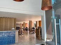 een lobby met mensen aan tafel in een gebouw bij S22 Hotel & Suites in San Luis Potosí
