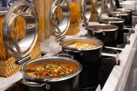 uma fila de vasos cheios de comida num balcão em Atour Hotel Wuhan Yellow Crane Tower Shouyi Plaza em Wuhan