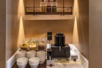 uma cozinha com uma batedeira e pratos em uma prateleira em Atour Hotel Wuhan Yellow Crane Tower Shouyi Plaza em Wuhan