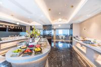 uma fila de buffet num hotel com frutas e legumes em Atour Hotel Wuhan Wuchang Zhongnan Road em Wuhan
