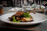 多尔德布列塔尼Mobile Homes by KelAir at Camping Domaine des Ormes的一张白板,上面有一块食物