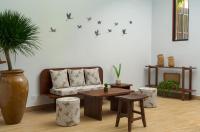 un salon avec un canapé et une table dans l'établissement Green Morodoc Garden Hotel, à Siem Reap