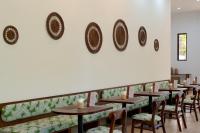 une rangée de tables et de chaises dans un restaurant dans l'établissement Green Morodoc Garden Hotel, à Siem Reap