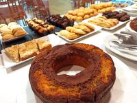 una mesa llena de diferentes tipos de pasteles y pasteles en Hotel La Ninfea, en Montesilvano