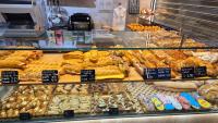 a bakery filled with lots of different types of bread at Ático Airport BCN, Puerto Cruceros in Viladecáns