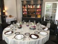 een tafel met een wit tafelkleed erop bij Les Chambres Lauryvan in Saint-Junien