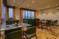 Et opholdsområde på MAYA'S MANOR - A Luxury Lake View Boutique Hotel