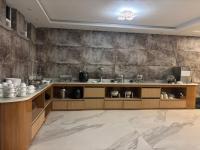 cocina con encimera con fregadero y encimera en Muskan Mount View Retreat, Mukteshwar, en Mukteshwar