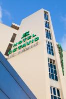 Un edificio blanco con un cartel al costado. en Mir Octavio, en Algeciras