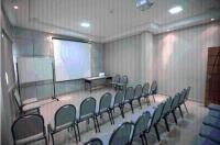 a lecture room with chairs and a projection screen at Skala Traveling Hotel in Cuiabá