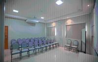a room with a bunch of chairs and a screen at Skala Traveling Hotel in Cuiabá