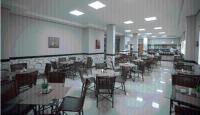 a dining room with tables and chairs in a restaurant at Skala Traveling Hotel in Cuiabá