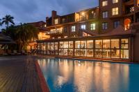 een hotel met een zwembad voor een gebouw bij Villa 2527 San Lameer in Southbroom