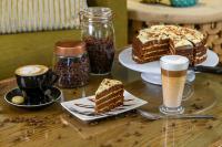 een tafel met twee plakjes cake en twee kopjes koffie bij Villa 2527 San Lameer in Southbroom