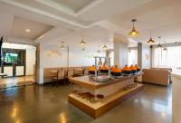 um quarto grande com uma mesa e uma sala de jantar em Ira by Orchid Porvorim Goa em Porvorim