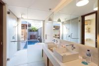 Theanna Villa and Spa Cangguにあるバスルーム