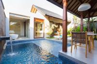 Theanna Villa and Spa Cangguの敷地内または近くにあるプール