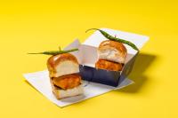 Twee sandwiches in een doos op een gele achtergrond. bij Round D Clock, IGI Airport in New Delhi