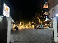 Palm Beach Resort, Alleppey في أليبي: شارع في الليل مع سيارة تقف في الشارع