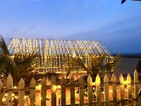 Palm Beach Resort, Alleppey في أليبي: سياج أبيض مزين بأضواء عيد الميلاد