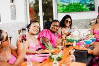 un groupe de femmes assises à une table en robes roses dans l'établissement Roaring River Resort, à Roaring Creek