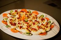 une assiette de denrées alimentaires contenant des œufs et des légumes sur une table dans l'établissement Roaring River Resort, à Roaring Creek