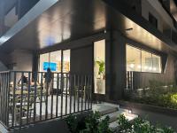 The Bantree VVIP في آكرا: مبنى فيه ناس واقفه على بلكونه