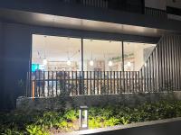 The Bantree VVIP في آكرا: مبنى فيه شباك كبير للمطعم