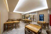 ein Esszimmer mit Tischen und Stühlen in der Unterkunft JI Hotel Shanghai Wujiaochang Wanda Plaza in Shanghai