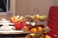 une présentation de fruits à trois niveaux sur une table dans l&#39;établissement Hôtel Henri IV, à La Rochelle