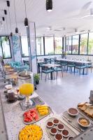 een buffet met eten op een bar in een restaurant bij Sunwave Dhigurah in Dhigurah