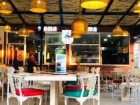 un restaurante con mesa, sillas y luces en Lyn Wood Estate, en Weligama