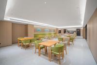 ein Wartezimmer mit Tischen und Stühlen in einer Cafeteria in der Unterkunft JI Hotel Chongqing Yufu Industrial Park TuoXinXing Times in Chongqing