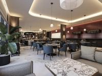 Ramada by Wyndham Arnavutkoy في إسطنبول: مطعم به طاولات وكراسي وبار