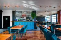 米科瓦伊基Kurort Kameralny的一家有桌椅和酒吧的餐厅