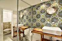 A bathroom at Designer - A10
