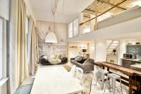 A kitchen or kitchenette at Designer - A10