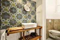 A bathroom at Designer - A10