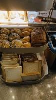 een vitrine met verschillende soorten brood en gebak bij Orange Hotel Suzhou Emerald Plaza in Suzhou