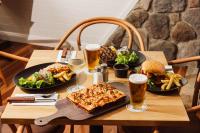 een tafel met borden en twee glazen bier bij Commercial Hotel Boonah in Boonah