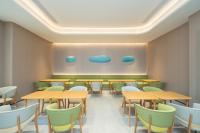 eine Darstellung eines Restaurants mit Tischen und Stühlen in der Unterkunft JI Hotel Shanghai Jinshan Industrial Zone in Jinshan