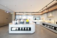 een winkel met een witte toonbank waarop producten staan bij Ni Hao in Houshayu