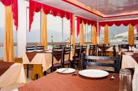 En restaurant eller et andet spisested på Doma Residency