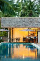 Piscina de la sau aproape de Samaraya Wellness Resort