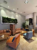 uma sala de estar com sofás e um aquário na parede em Aspria Berlin Ku'damm Sport & Spa em Berlim